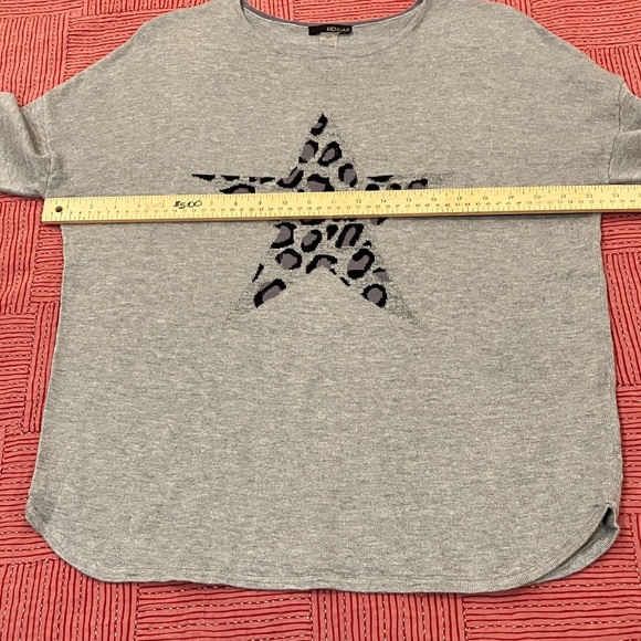 Renuar (Montreal) women’s size small Gray Knit Top with star - Picture 5 of 14